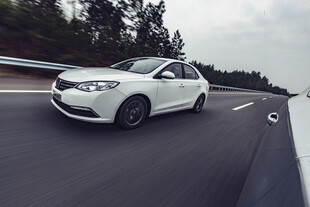婺源公路上行驶的白色小轿车