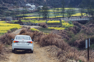 婺源乡村土路上行驶的白色汽车
