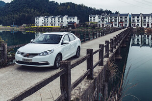 婺源桥上行驶的白色轿车