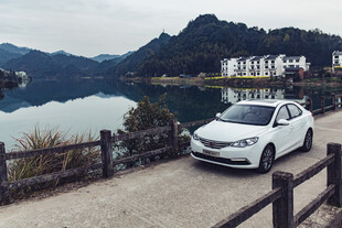 婺源湖畔停车赏山水美景