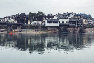 婺源江南水乡河畔民居倒影