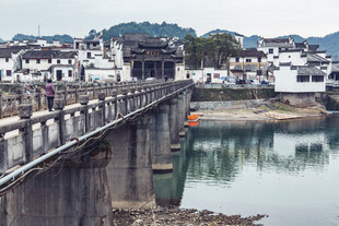 婺源古桥横跨宁静水乡