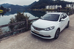 婺源湖畔白车 静美风景相伴