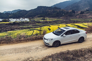 婺源乡村土路旁的白色SUV