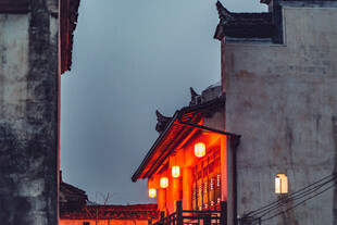 婺源古巷灯火映照中式古建筑