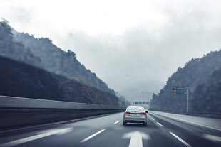 公路驱车穿行于山峦之间