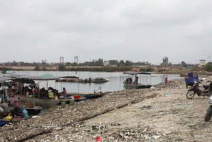 湛江河边人群聚集的生活场景