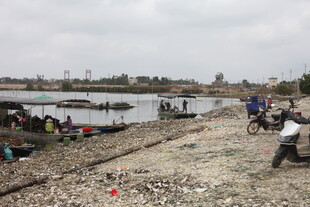 湛江河边人群聚集休闲场景