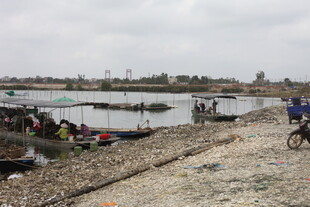 湛江河边场景 人群与自行车