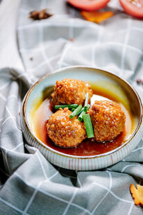 美味红烧狮子头摆盘中