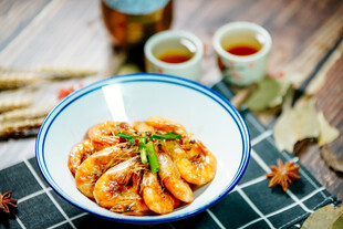 美味香辣虾摆于蓝白碗中