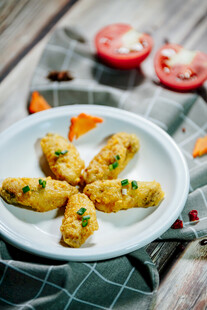 美味油炸小食摆盘精致