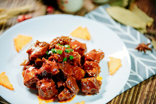 美味糖醋排骨摆于盘中