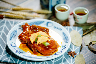 美味酱汁排骨摆于盘中