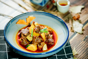 美味红烧牛腩配南瓜