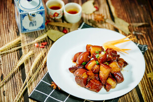 美味中式菜肴摆于桌前