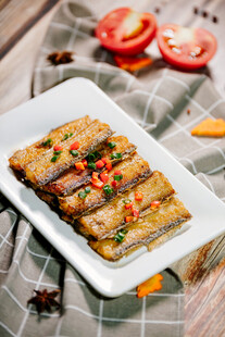 美味香煎豆腐块摆盘中