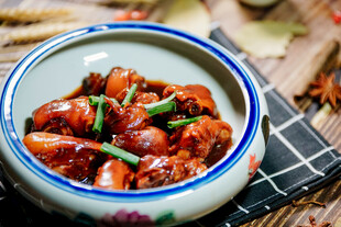 美味红烧排骨盛于瓷碗