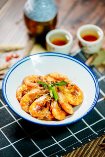 美味虾仁菜肴摆放在碗中