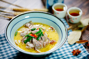 鲜香鸡汤浸嫩滑鸡肉