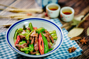 青椒炒肉美食诱人呈现