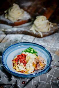 美味意大利面搭配丰富食材