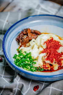 美味拌面搭配丰富佐料