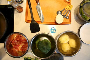 厨房中的多样烹饪食材