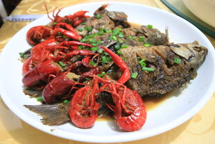 美味龙虾配鱼佳肴
