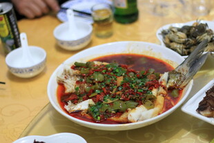 美味水煮鱼摆上餐桌