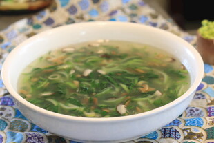 一碗清新的绿色蔬菜汤