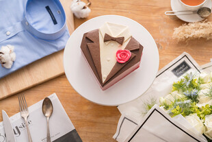 精致双色蛋糕摆拍