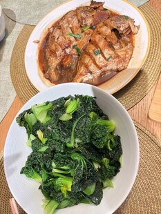 红烧鱼与炒蔬菜