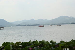 湖光山色间的悠然小船景