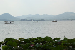湖光山色间的船只景致
