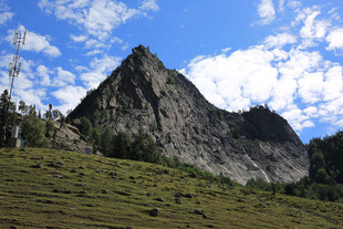 巍峨山峰与蓝天白云美景