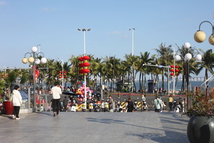 海滨广场休闲景象