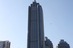 高耸入云的摩天大楼