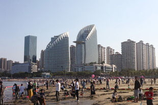 海滨城市热闹的沙滩景象