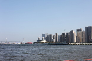 海滨城市高楼与广阔水域