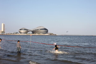 海边嬉戏的人们与特色建筑