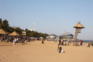 热闹的海滨沙滩游玩场景