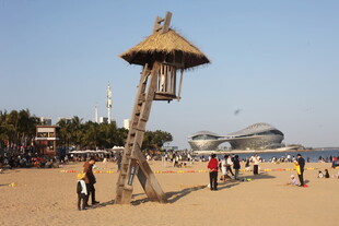 沙滩上的瞭望塔与人群