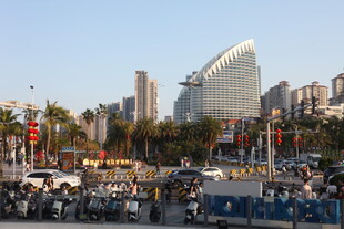 城市广场热闹景象