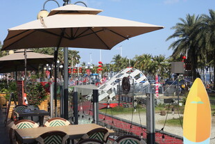 户外遮阳伞下的休闲场景