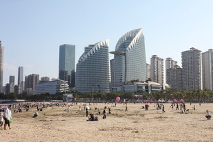 海滨沙滩与现代城市景观