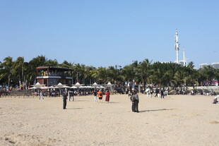 热闹沙滩上的休闲人群