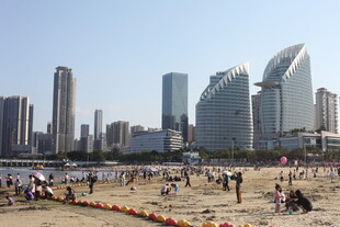 海滨城市沙滩上的热闹景象