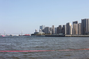 城市江畔高楼风景