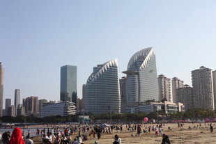 海滨城市热闹的沙滩景象